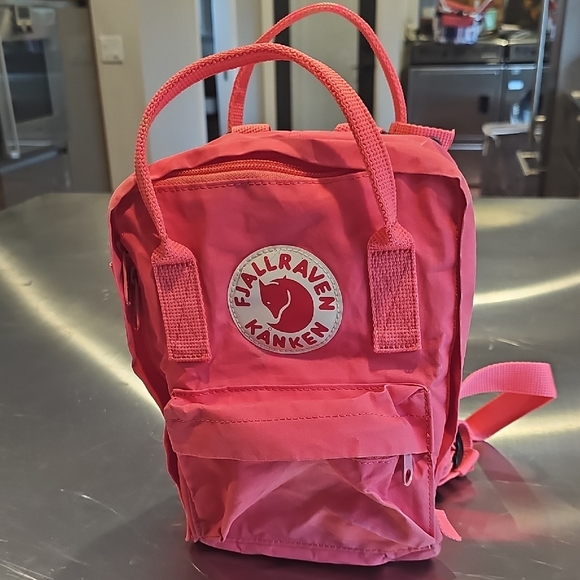 kanken mini backpack peach pink Fjällräven - Durable Vinylon Fabric, Water-Resistant, Classic Design Produced without PFAS Fjallraven Kanken Mini Backpack Peach